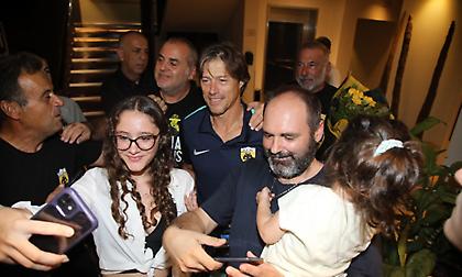 Θερμή υποδοχή για τους παίκτες της ΑΕΚ και τον Αλμέιδα στο Αγρίνιο