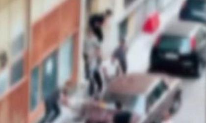 Εικόνες-σοκ στον Άγιο Παντελεήμονα: Άγριο ξύλο με ρόπαλα μεταξύ συμμοριών, κάτοικος τους πέταξε νερό από το μπαλκόνι!