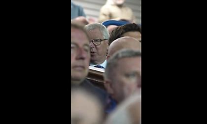 Οι παλιές αγάπες δεν ξεχνιούνται: Ο Φέργκιουσον ήταν στο γήπεδο της Ρέιντζερς και έβλεπε τη Γιουνάιτεντ στο κινητό!