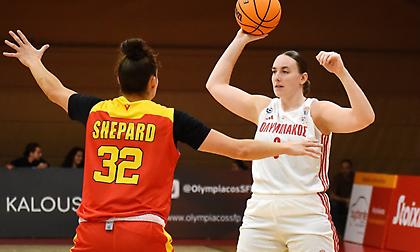 Τούμπαρε τον Αθηναϊκό με 38άρα της Χέμπε και μπήκε με το δεξί στο πρωτάθλημα ο Ολυμπιακός!