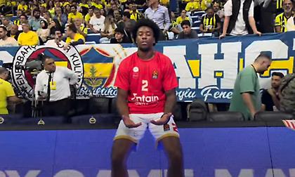 Τα αυτόγραφα, η συγκέντρωση του Ράιτ και οι αντιδράσεις του «ερυθρόλευκου» πάγκου: Η παρακάμερα από το Φενέρ-Ολυμπιακός