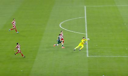 Η φάση με τον Τζολάκη να μαζεύει την μπάλα στα όρια της περιοχής του