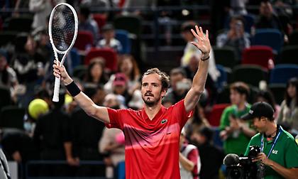 Ο Μεντβέντεφ προκρίθηκε στους «16» της Σανγκάης και περιμένει τον Τσιτσιπά!