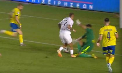 Τσακίρης: «Πέναλτι με το χέρι στον Περέιρα, εκτός και αν το σήκωσε ο Τσάβες για να… παραγγείλει»!