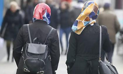 Γαλλία: Ενώπιον της δικαιοσύνης μαθήτρια που χτύπησε καθηγήτρια επειδή της είπε να βγάλει τη μαντίλα της