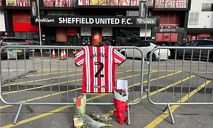 Λουλούδια έξω από το γήπεδο της Σέφιλντ Γιουνάιτεντ στη μνήμη του Μπάλντοκ