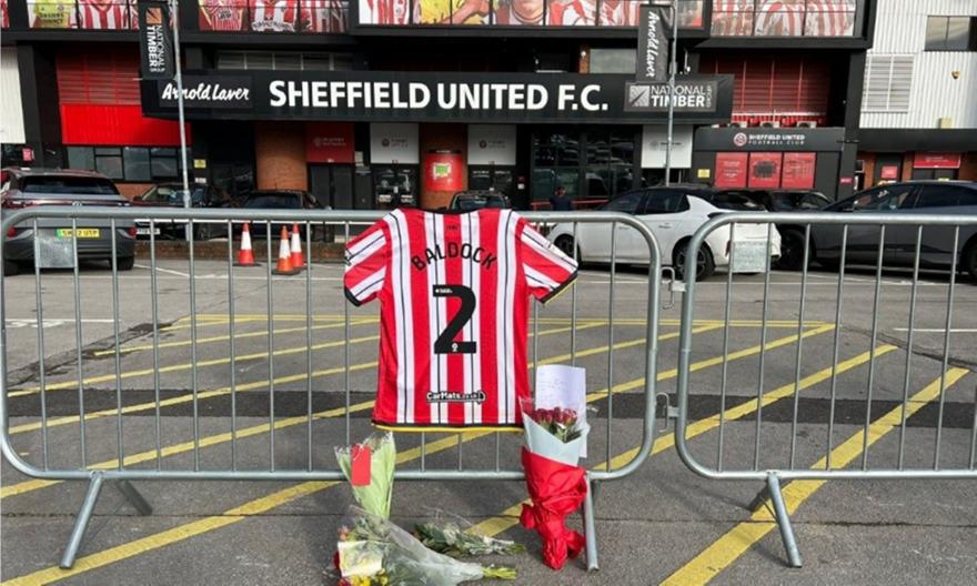 Λουλούδια έξω από το γήπεδο της Σέφιλντ Γιουνάιτεντ στη μνήμη του Μπάλντοκ