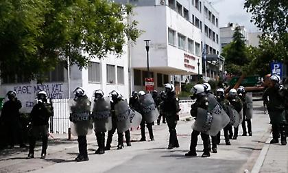 Αστυνομική επιχείρηση για τον απεγκλωβισμό του πρύτανη του ΑΠΘ – Διαδηλωτές του απαγόρευσαν την έξοδο από τη Φιλοσοφική