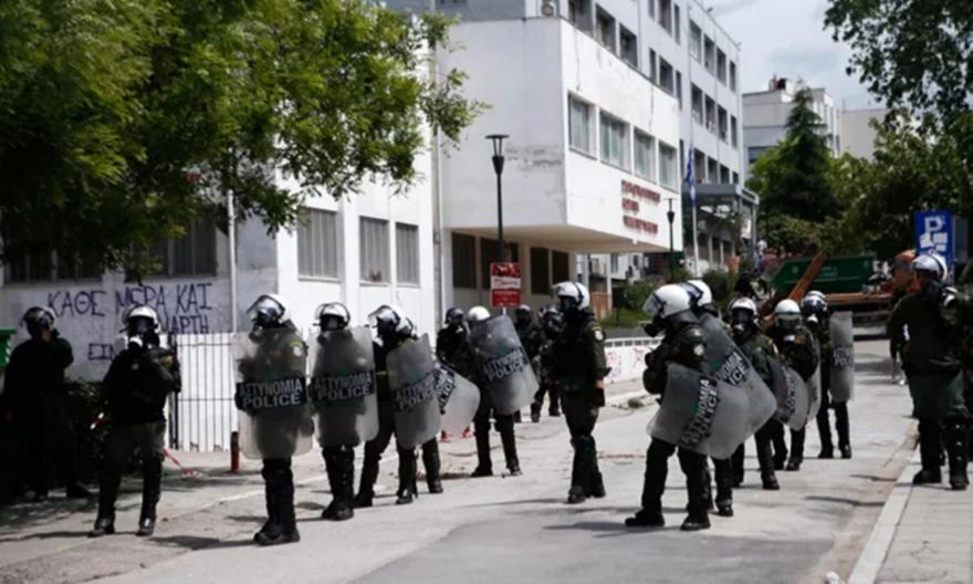 Αστυνομική επιχείρηση για τον απεγκλωβισμό του πρύτανη του ΑΠΘ