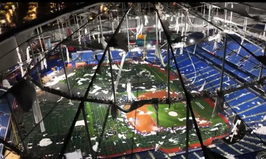 Τυφώνας «Μίλτον»: Καταστράφηκε ολοσχερώς η οροφή σταδίου στην Τάμπα Μπέι