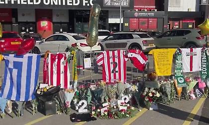 Kασκόλ του Παναθηναϊκού και σημαίες της Ελλάδας έξω από το γήπεδο της Σέφιλντ για τον Μπάλντοκ