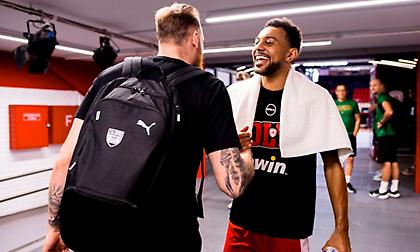 Οι αγκαλιές του Μπραζντέικις με παίκτες του Ολυμπιακού και των Μήτρου-Λονγκ, Έβανς με αυτούς της Ζάλγκιρις