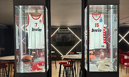 «Για πάντα»: Σε κεντρική θέση στο VIP Lounge του ΣΕΦ οι φανέλες Σπανούλη και Πρίντεζη!