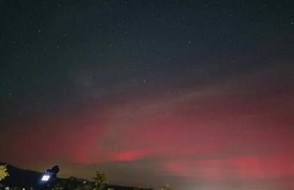 Ο ουρανός «βάφτηκε κόκκινος» από την ηλιακή καταιγίδα στο Όρος Πάικο