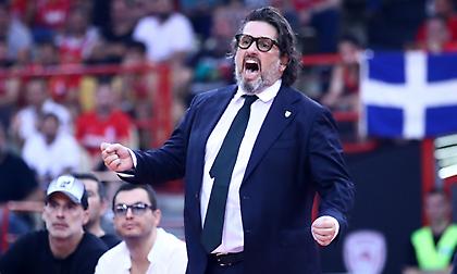 Τρινκέρι: «Ο Βεζένκοφ ξεκινάει το παιχνίδι με 10 βολές, κοιτάει τους διαιτητές και τις παίρνει»