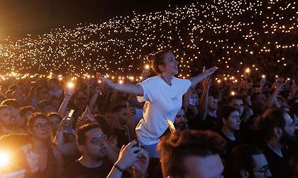 Πλήθος κόσμου στο Καλλιμάρμαρο στη μεγάλη συναυλία για τα Τέμπη