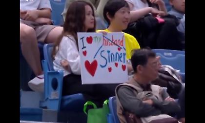 Το επικό πλακάτ αγάπης προς τον Σίνερ από γυναίκα φίλαθλο στον τελικό του Shanghai Masters!