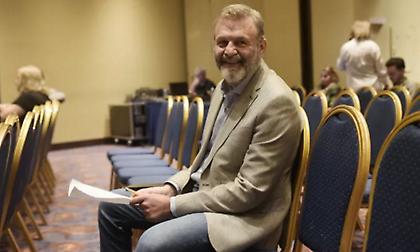 Ο Απόστολος Γκλέτσος επιμένει για την «εισαγωγή ιερόδουλων» για τους μετανάστες: «Τι πιο ανθρώπινο, τι πιο αριστερό»