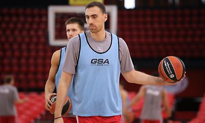 Μπήκε στις προπονήσεις του Ολυμπιακού ο Μιλουτίνοφ - Κανονικά και ο Πετρούσεφ