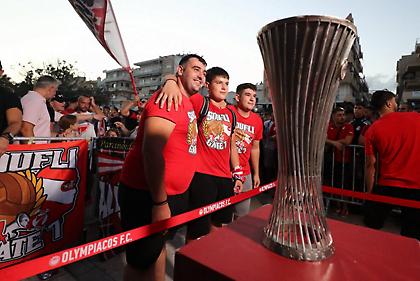 Ολυμπιακός: Γιορτή και στις Βρυξέλλες για το «ερυθρόλευκο» τρόπαιο του Conference