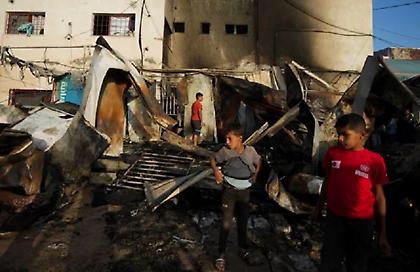 Τουλάχιστον 50 Παλαιστίνιοι σκοτώθηκαν σήμερα μέσα στα σπίτια τους από ισραηλινά πλήγματα στη Λωρίδα της Γάζας