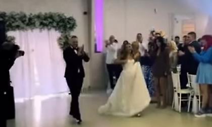 Γαμπρός και νύφη έκαναν είσοδο στο γλέντι με τον ύμνο της Ευρωλίγκας