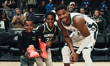 Αντετοκούνμπο: Τα δώρα και η συμβουλή σε δύο αδερφάκια