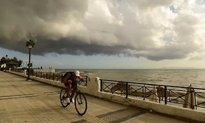 Καιρός σήμερα: Νεφώσεις με πτώση θερμοκρασίας και δυνατούς βόρειους ανέμους
