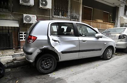 Χαμός τη νύχτα στην Κυψέλη: Οδηγός χτύπησε 17 αυτοκίνητα και εξαφανίστηκε