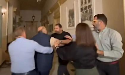 Απίστευτες εικόνες στις Σέρρες: Αντιδήμαρχοι πιάστηκαν στα χέρια!