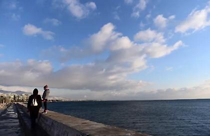 Καιρός σήμερα: Νέα πτώση της θερμοκρασίας και τοπικές βροχές