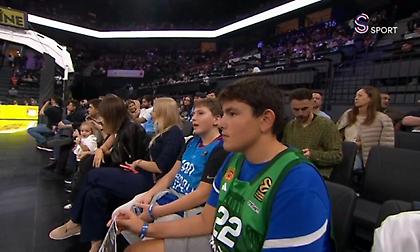 Παρακολουθεί από κοντά το Εφές-Ολυμπιακός φορώντας φανέλα του Παναθηναϊκού ο γιος του Αταμάν!