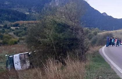 Ανετράπη λεωφορείο του ΚΤΕΛ στα Καλάβρυτα - Έπεσε σε χαντάκι στο πλάι του δρόμου