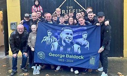 Συγκινούν οι οπαδοί της Σέφιλντ Γιουνάιτεντ: Πήγαν στο Λιντς με πανό για τον Μπάλντοκ