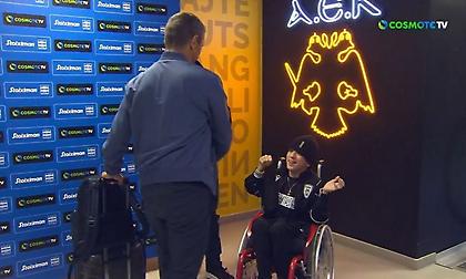 Το καλωσόρισμα των παικτών της ΑΕΚ και το φιλί του Λουτσέσκου στον Γιαννάκη!