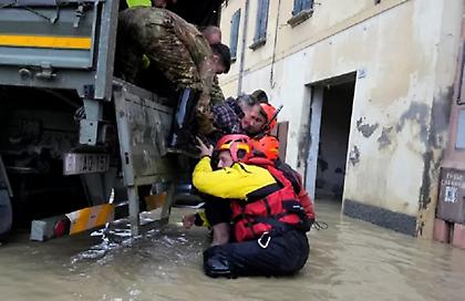 Ενας νεκρός και ένας αγνοούμενος από την κακοκαιρία στην Μπολόνια - Συναγερμός και στην Κάτω Ιταλία