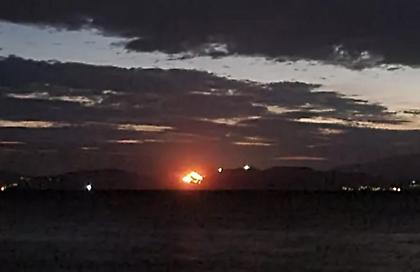 Ολονύχτια μάχη με τις φλόγες στη Σάμο – Η μεγάλη φωτιά ορατή και από το Κουσάντασι της Τουρκία