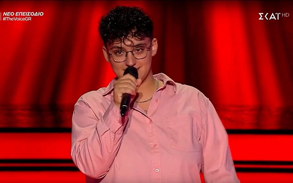 The Voice Of Greece: Η μουσικός του δρόμου από την Κρήτη που τρέλανε και τους 4 κριτές. Επική μάχη μεταξύ τους