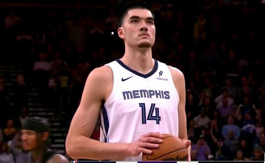 Ο Ίντι έχασε δύο βολές και… κέρασε όλο το γήπεδο κοτόπουλο!