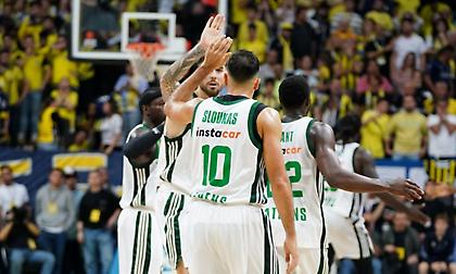 Η αποθέωση και οι... φάπες των παικτών του Παναθηναϊκού στον αρχηγό Σλούκα!