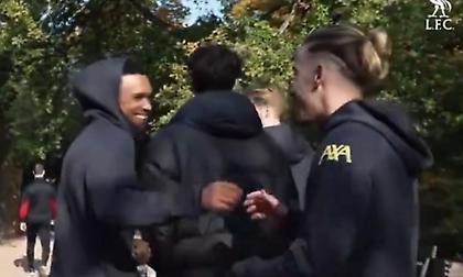 Οι ύαινες και ο Άινα στο... φοβερό χιούμορ του Τσιμίκα που έκανε τον Άρνολντ να «λυθεί»