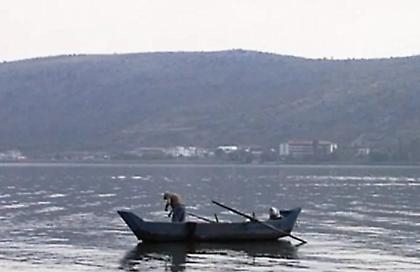 Καταδικάστηκε ψαράς στον Βόλο που ανέσυρε στα δίχτυα του νεκρό δύτη και τον πέταξε ξανά στη θάλασσα