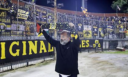 Σήκωσε κασκόλ της ΑΕΚ μπροστά από το πέταλο των οπαδών της ο Ηλιόπουλος