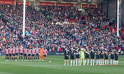 Συγκίνηση στο «Bramall Lane» για τον Μπάλντοκ: Τίμησε την μνήμη του πριν από το ματς με τη Στόουκ η Σέφιλντ Γιουνάιτεντ