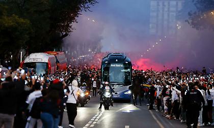 «Καυτή» υποδοχή με συνθήματα και καπνογόνα στην αποστολή της Ρεάλ Μαδρίτης πριν από το Clasico!