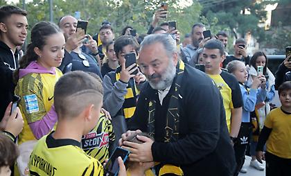 Αποθεώθηκε από οπαδούς της ΑΕΚ στις Σέρρες ο Ηλιόπουλος