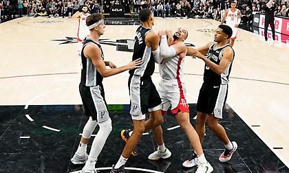 Άναψαν τα αίματα μεταξύ Γουεμπανιαμά και Μπρουκς: Κυλίστηκαν στο παρκέ για μια μπάλα