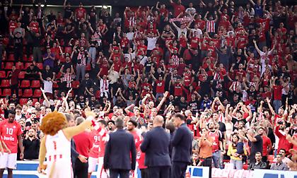 Οι αντιδράσεις πάγκου-εξέδρας και το χειροκρότημα στο φινάλε: Η «ερυθρόλευκη» παρακάμερα από το ντέρμπι «αιωνίων»