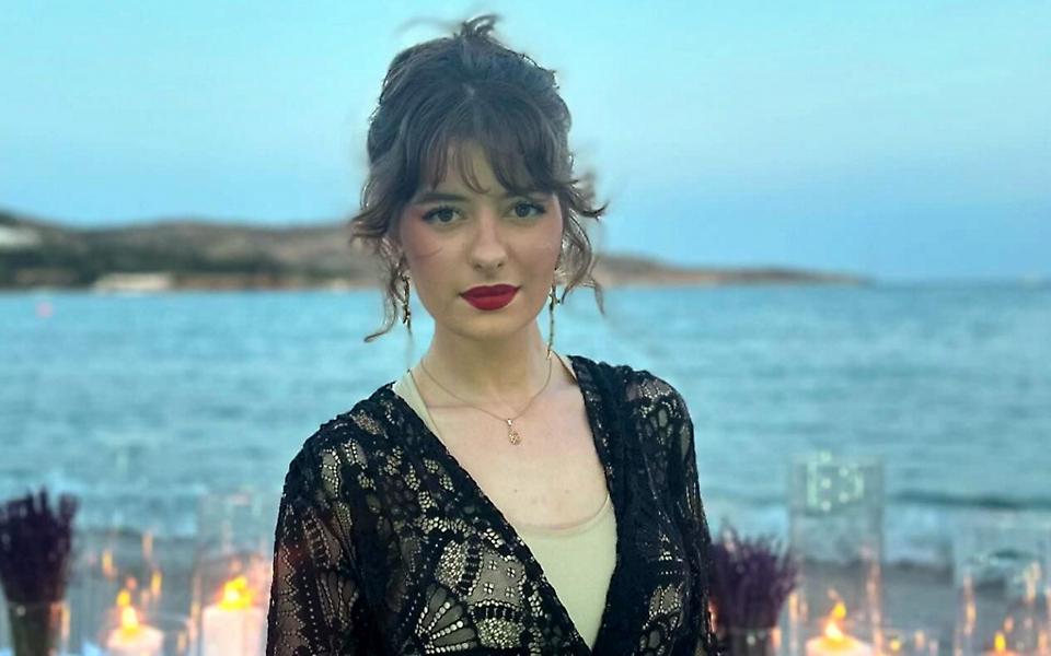 Η Εύη Δαέλη τρολάρει μοναδικά -μαζί με τη γιαγιά της- τις beauty influencers