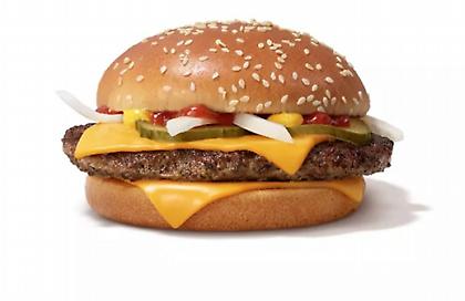 Τα McDonald's επαναφέρουν το Quarter Pounder μετά το ξέσπασμα του E. coli